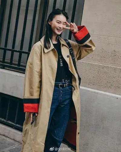 时尚明星#贺聪[超话]# 日常街拍,喜欢这个干净的女孩儿!