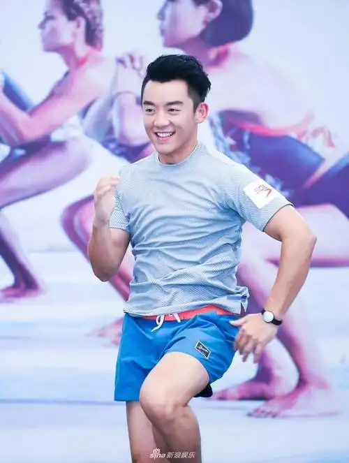 小猎豹变身小海豹 郑恺下水俯卧撑秀腹肌