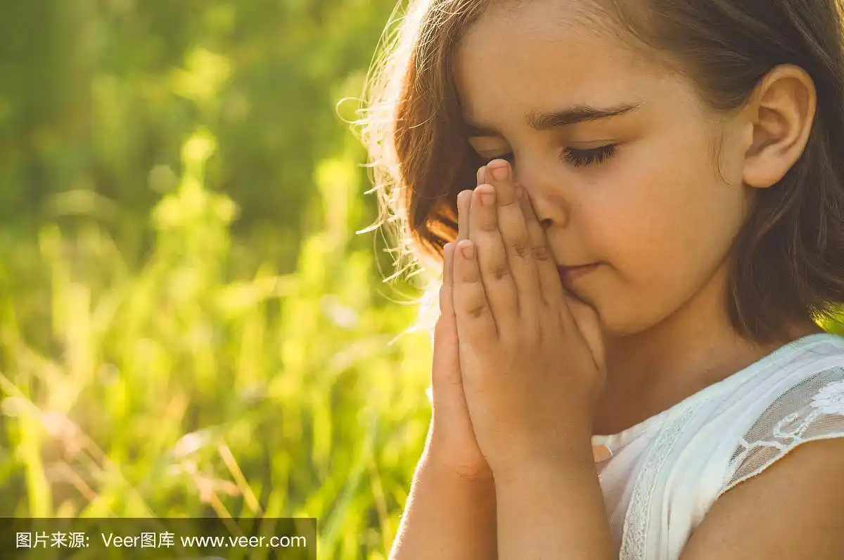 双手合十祈祷的观念,信仰,灵性和宗教.和平,希望