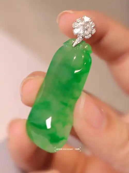 福气身上挂77让人爱不释手的翡翠福瓜吊坠