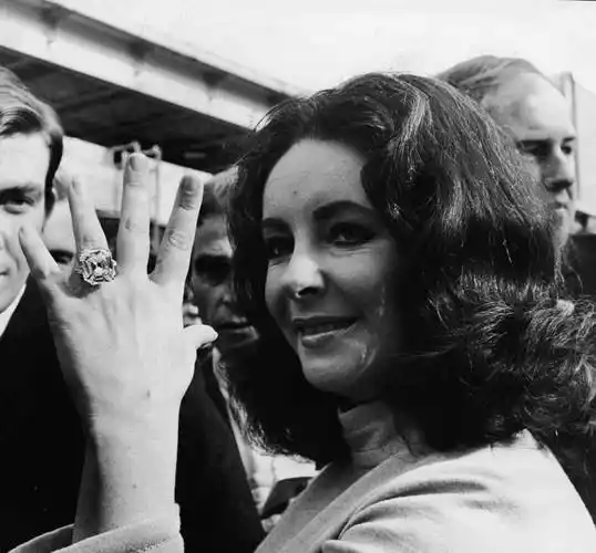 相由心生!女王年轻不如妹妹漂亮,50年后大变样,反超刻薄的妹妹