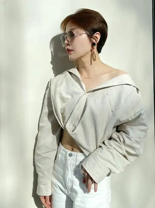 短发穿搭浅性感一下