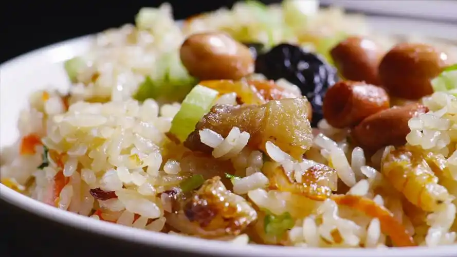 口水狂飙!米饭粒粒分明,鲜香四溢料超足,这碗泉州咸饭真的太经典了