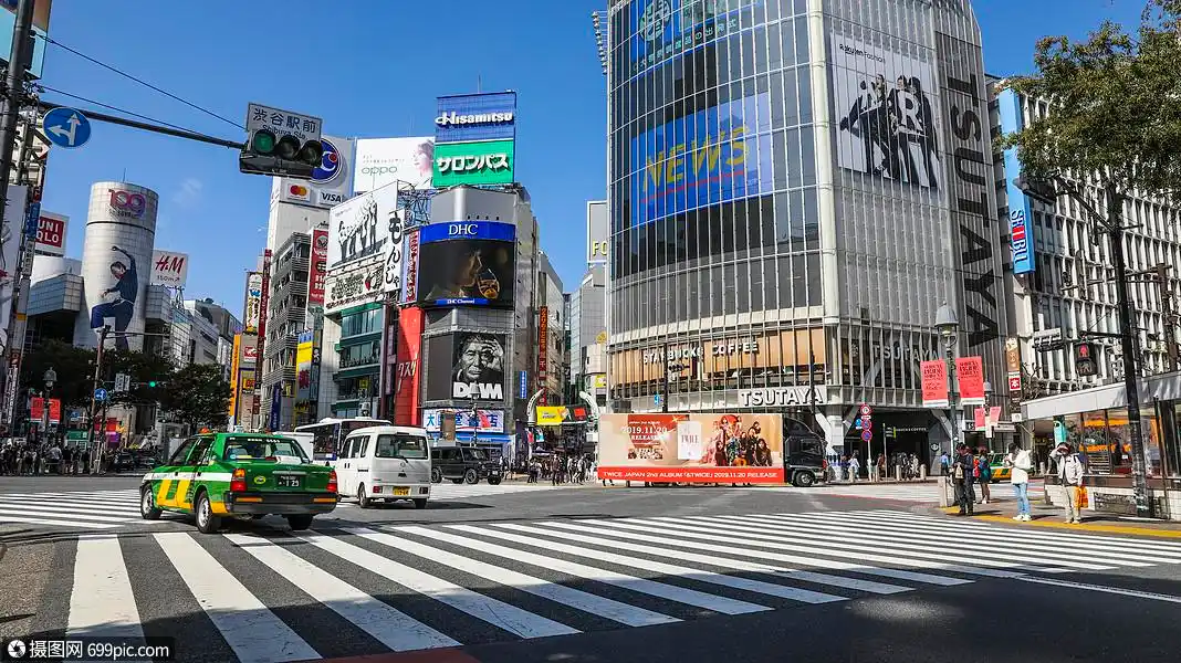 繁华的东京涉谷商业街街景