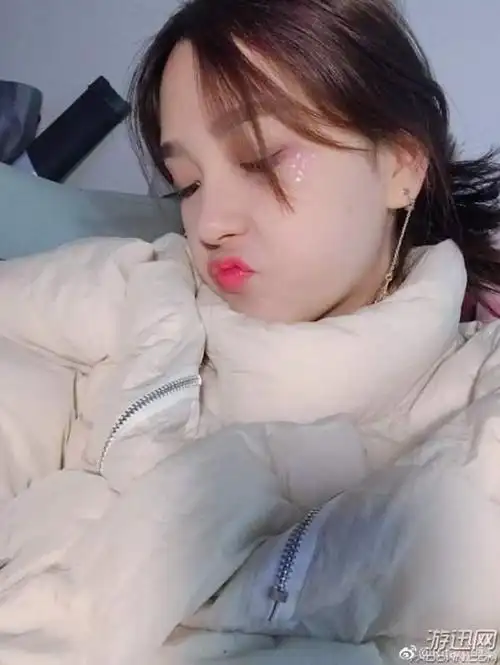 lol最美女解说rita晒自拍照网友小姐姐求翻牌