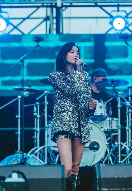 花千骨东华上仙(胡歌的梦中情人,一顿火锅吃进了豪门,吕一是如何上位