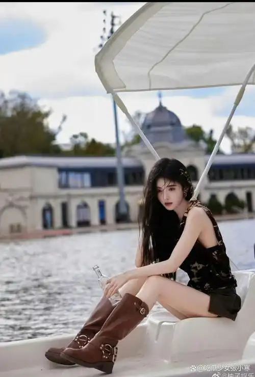 鞠婧祎最新美拉德风写真被赞 休闲装扮与助理外出吃饭身材纤瘦