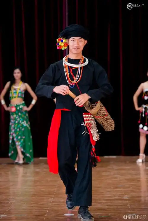 陇川2017众臣jeep杯景颇服装秀初赛盛况