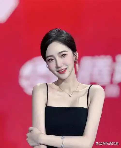 体育女主播的身材担当郭小仙儿郭珺长腿短裙丝袜紧身衣