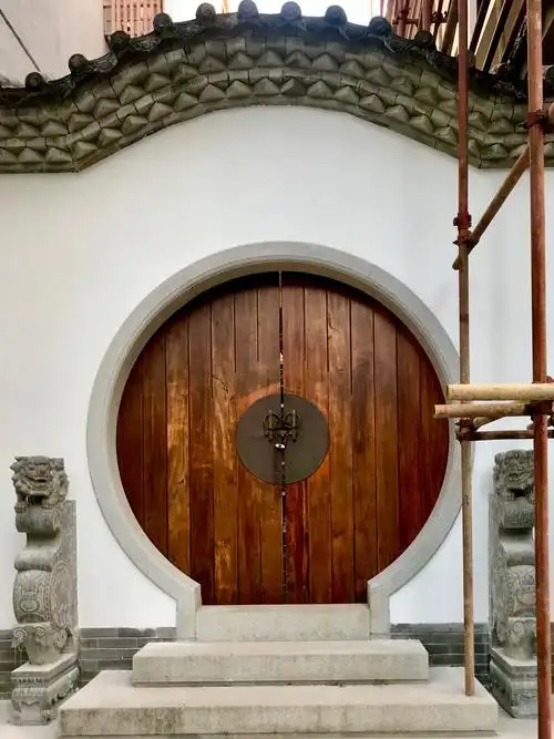 旁边圆拱形的中式庭院横门显出岭南庭院独特韵味.