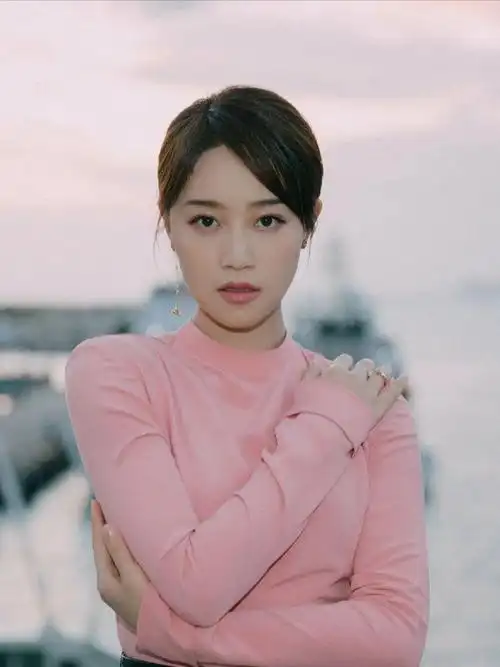 蓝盈莹穿搭又火了,蓝白格高领衫 铅笔裤简约低调,这样穿美翻了