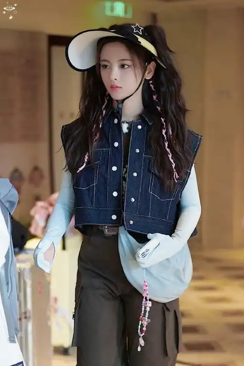 杨超越极限挑战上班双马尾路透