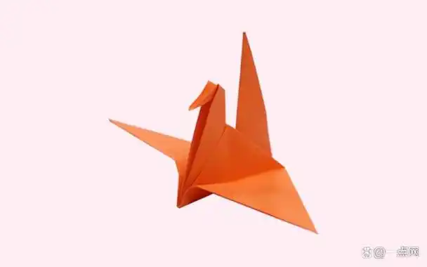 折千纸鹤是一项有趣的手工艺活动,以下是一个简单的千纸鹤折叠步骤