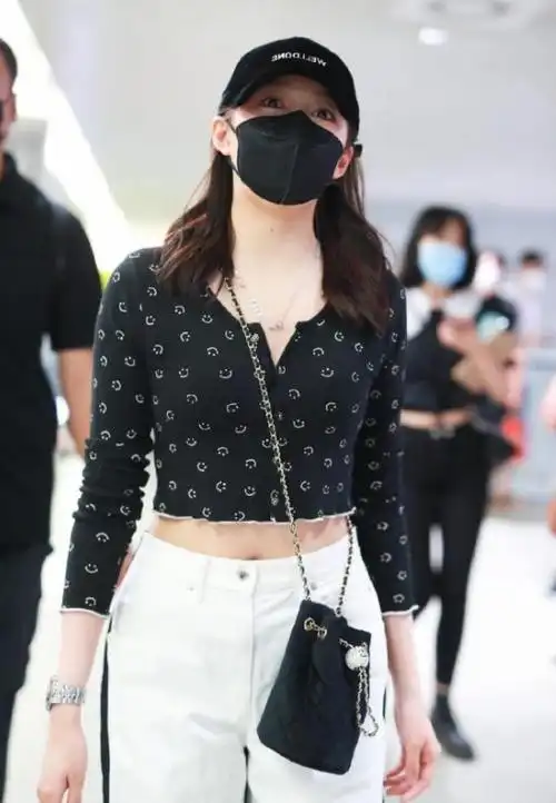 关晓彤穿露脐装现身机场,被粉丝关滤镜直拍,这胯宽太真实了