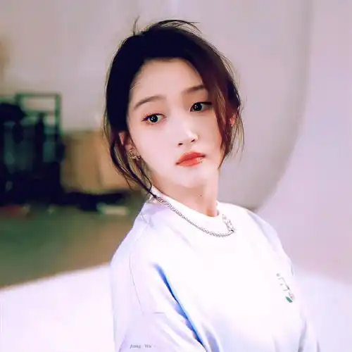 关晓彤运动风头像