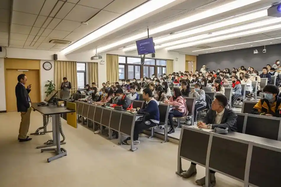 经济学院院长张军课堂 复旦大学融媒体中心 图