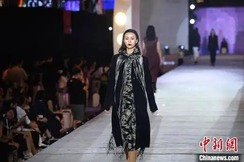 中外模特重庆解放碑t台走秀展示时尚服饰