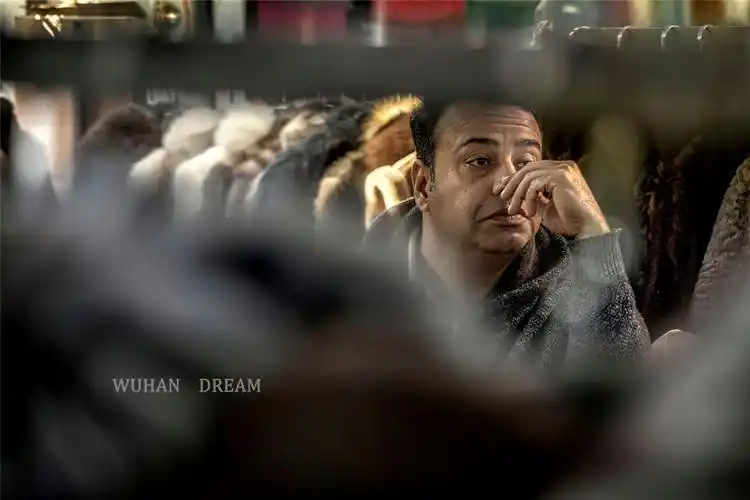 原创外国人最多的边境集市每季只能呆20天用普通话与中国人打交道