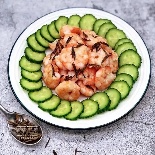 5,黄瓜切片摆盘,倒入虾仁即可出锅,虾仁非常爽口,是道适合减肥清肠胃