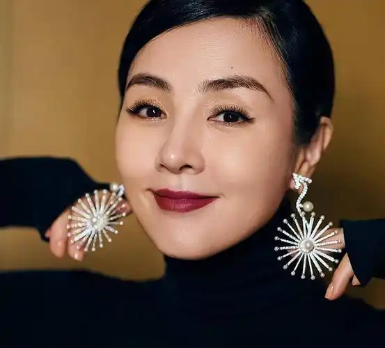 演员方舒:一婚嫁师兄,二婚嫁屠洪刚,65岁仍单身与女儿相依为命_陈国