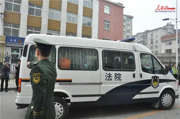 组图:押解谢亚龙,蔚少辉的囚车驶入丹东中院