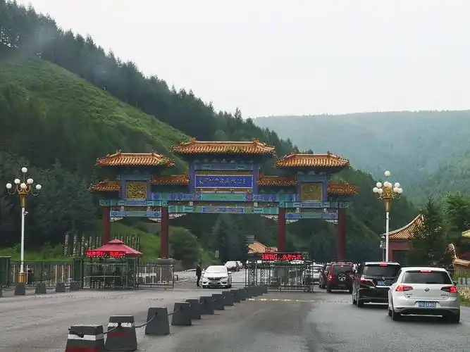 穿过塞罕坝森林公园大门就进入乌兰布统风景区.