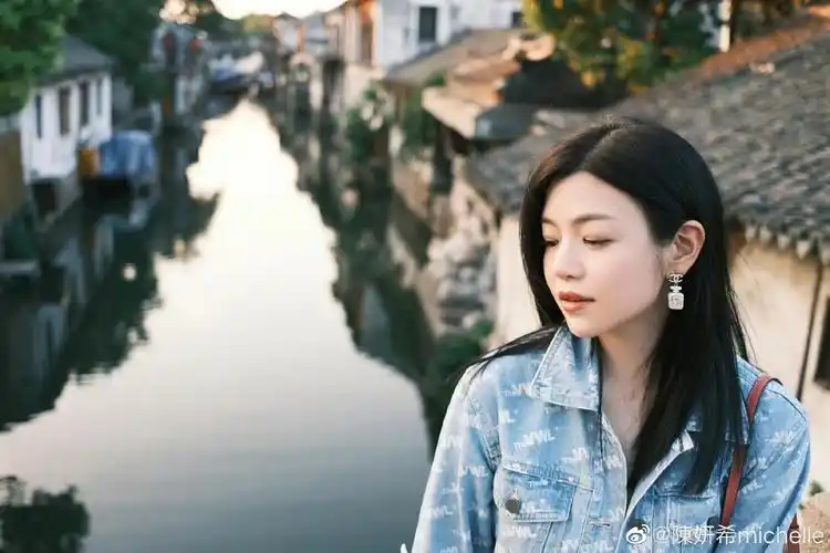 陈妍希终于换发型,蓝色挑染短发配星星眼妆,个性又时髦 - cosmedna