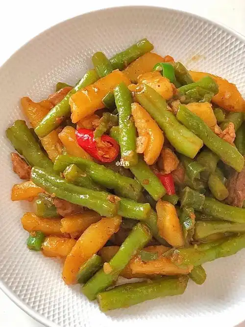 懒人的营养晚餐土豆炖豆角烂糊糊很好吃