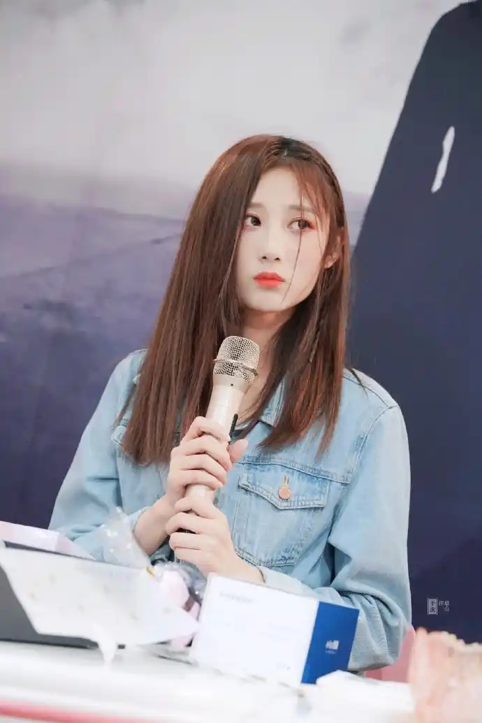 金莹玥「不知道为啥特别喜欢图一的眼神然后不想拖延就先发这些吧」