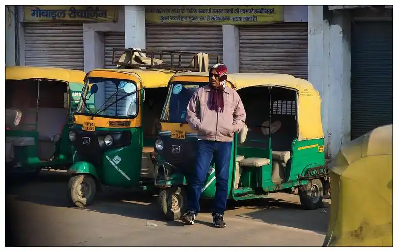 城市里除了公交车就是这种三轮摩托!(我们也曾经有过,叫"三蹦子")