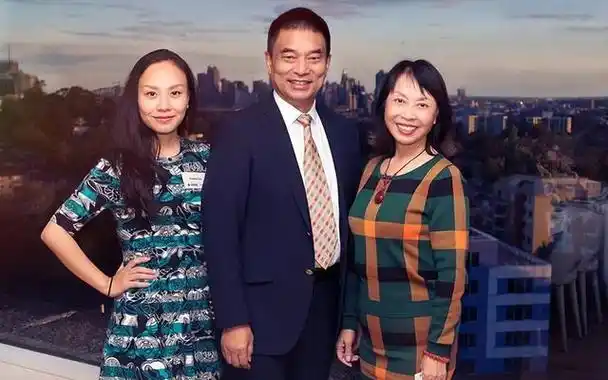 刘永好与妻子(右)和女儿2022年8月,刘永好已经71岁了,因为女儿还不