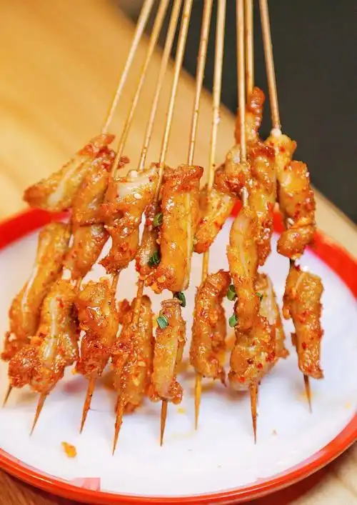 烤得油亮亮的猪脆骨,咬得"嘎嘣脆",10串一把吃才够过瘾!