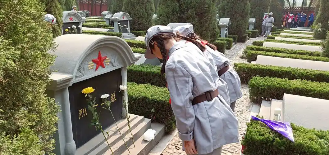 争做新时代的小红军——洛阳市涧西区实验小学学生到烈士陵园缅怀先烈