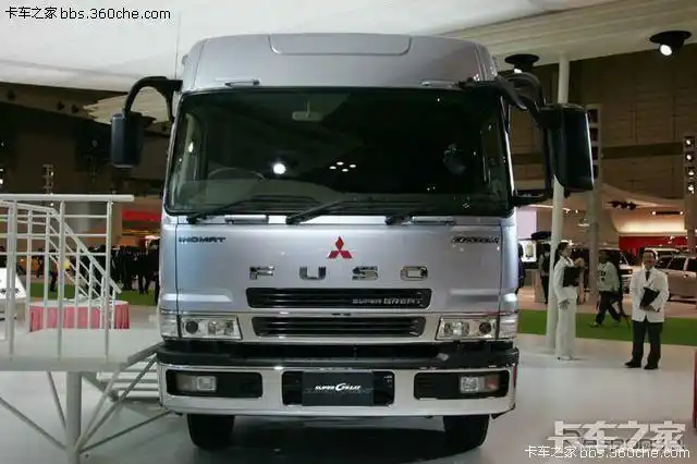 新款三菱fuso泥头车.