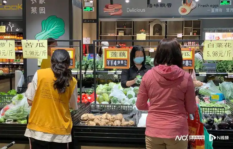 现场广州超市菜市场供应充足老广穿人字拖买菜不慌不忙