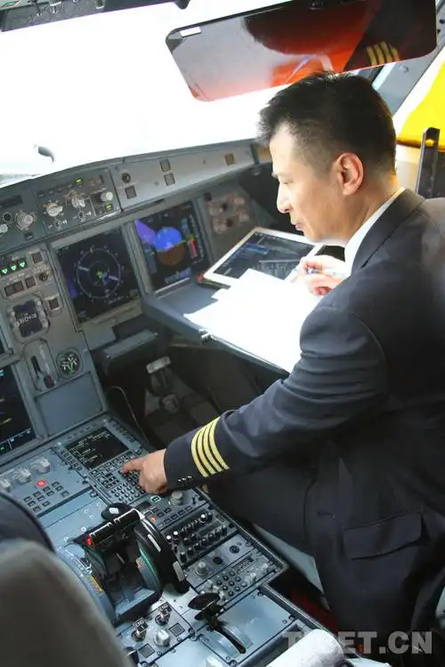 西藏新闻 原创  退役后,许琰成为了一名民航飞行员,换了个工作环境