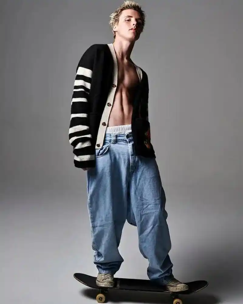 克鲁兹·贝克汉姆于2月20日庆祝了他的18岁生日.