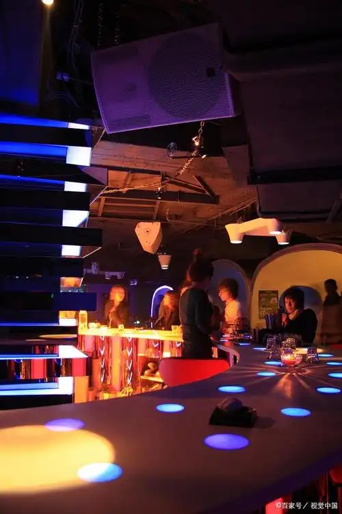 这种独特的餐饮概念不仅融合了前沿科技,还给食客们带来了沉浸式体验