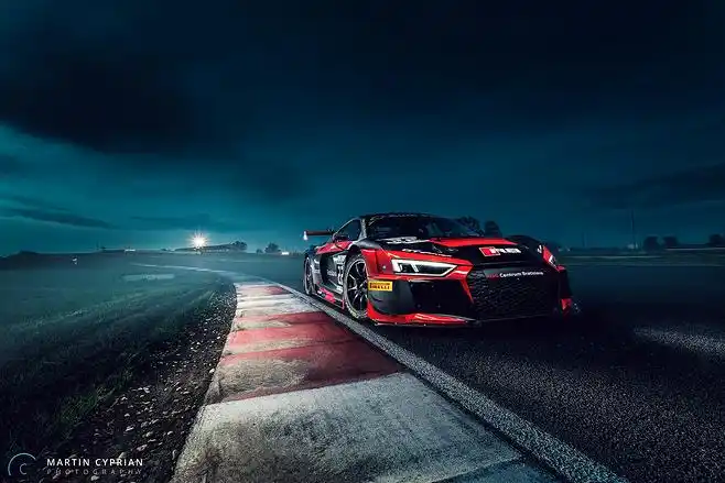 夜晚 公路上行驶 红色 炫酷赛车