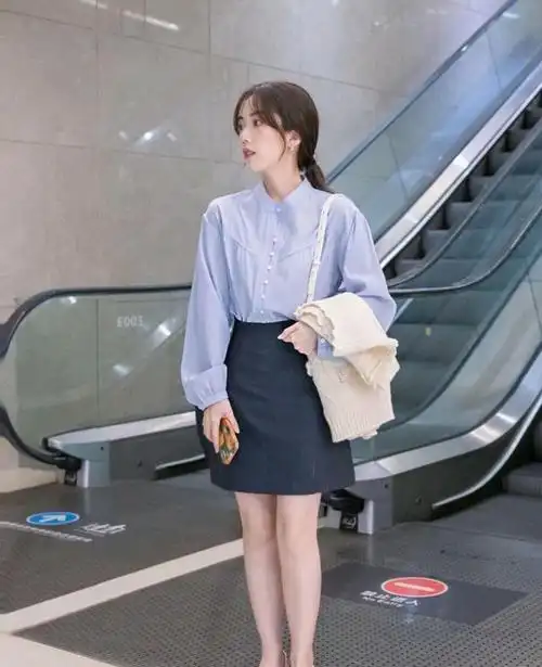 现在是夏季,很多女孩子都会选择轻盈飘逸的连衣裙,这样既清新又舒服