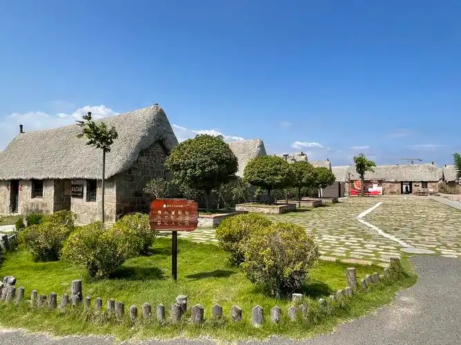 荣成东楮岛村盘活特色海草房村美民富渔家乐