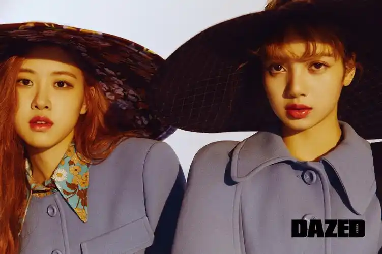 女团blackpink两位成员ros,lisa近日为某时尚杂志拍摄的画报于9日公开