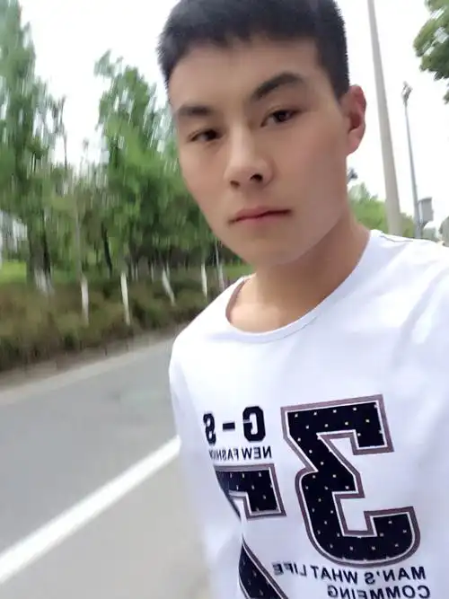 这男的不帅,但也不丑吧!属于大众面貌吧!