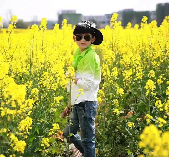 周末的天气好,带儿子马路边上的油菜花地里拍几张!