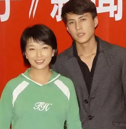 53岁田小洁露面头发花白老了好多和江珊女儿逛街颜值抢镜