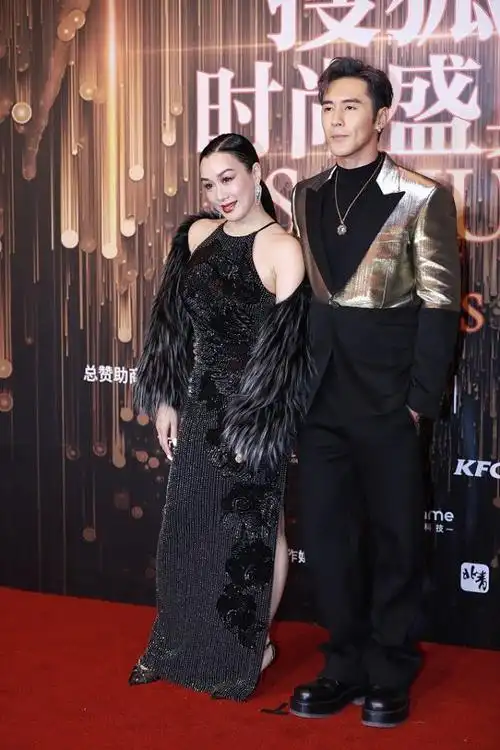 钟丽缇真是不显老穿吊带裙配皮草披肩同框张伦硕看不出年龄差