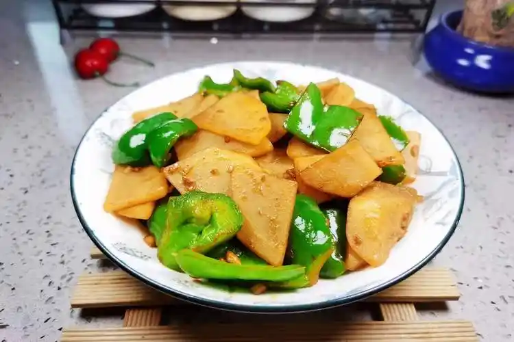 青椒土豆片,简单营养易吸收,我家每周吃2次,好吃
