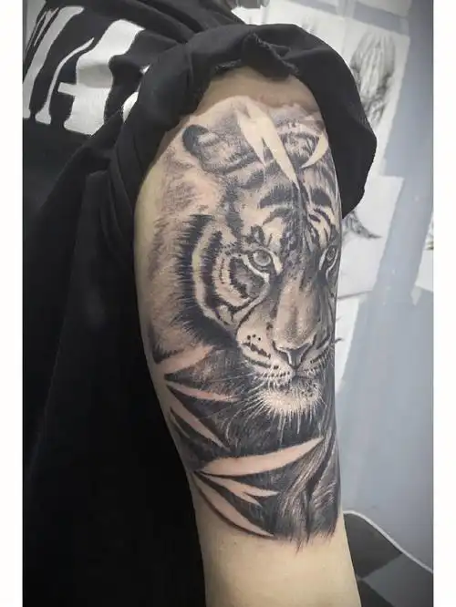 黑灰写实纹身老虎纹身