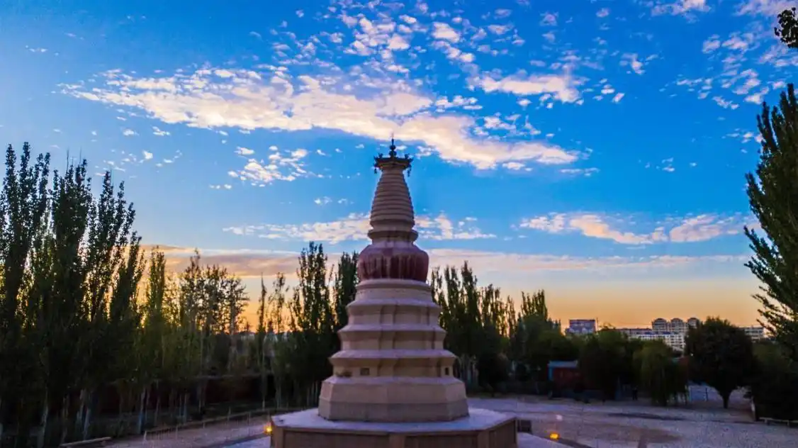 甘肃敦煌白马塔景区天高云淡风景如画