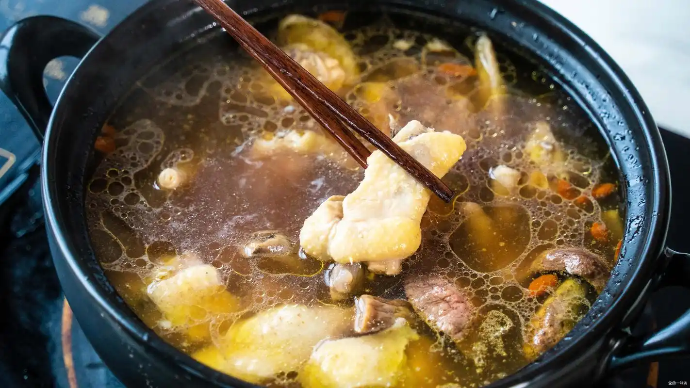 广东人都爱这样炖五指毛桃鸡汤,健脾又祛湿,汤汁鲜美,鸡肉嫩滑